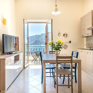 https://casetta-vista-mare-in-piazza-a-mondello.palermohotels.org